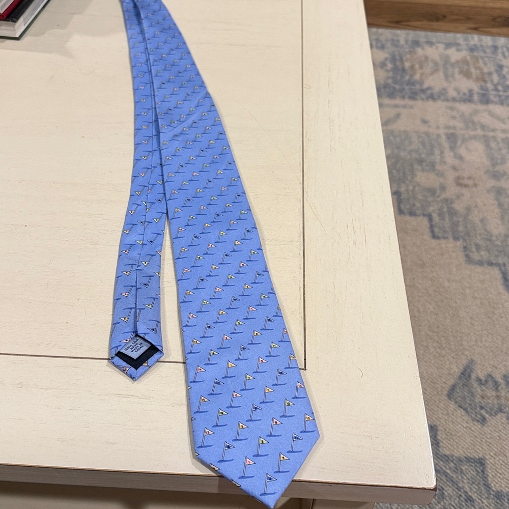EXCELLENT CONDITION! LIKE NEW ! Light Blue Tie with Golf Flag Pattern ⛳️